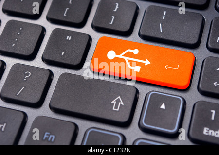 USB-Zeichen auf enter-Taste der Tastatur, für Konzepte der Geräte bereit. Stockfoto