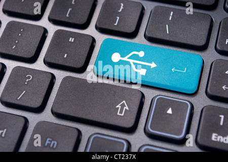 USB-Zeichen auf enter-Taste der Tastatur, für Konzepte der Geräte bereit. Stockfoto