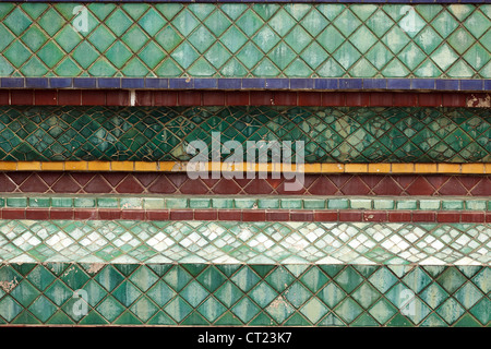 alten keramischen Wandfliesen der Tempel Wat Phra Kaeo, Bangkok, Thailand Stockfoto