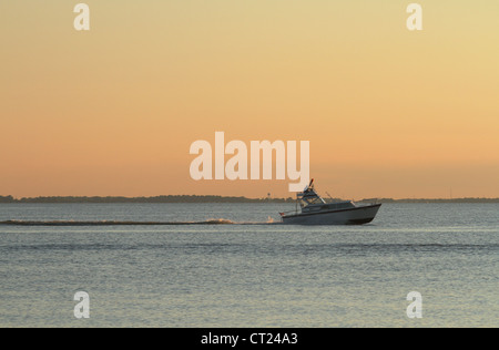 Lake Erie Sonnenuntergang mit Boot. Von Catawba Island State Park, Catawba Insel Port Clinton, Ohio, USA. Stockfoto