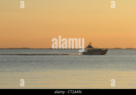 Lake Erie Sonnenuntergang mit Boot. Von Catawba Island State Park, Catawba Insel Port Clinton, Ohio, USA. Stockfoto