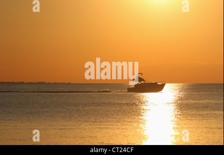 Lake Erie Sonnenuntergang mit Boot. Von Catawba Island State Park, Catawba Insel Port Clinton, Ohio, USA. Stockfoto