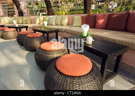 Tische und Stühle in tropischen resort Stockfoto
