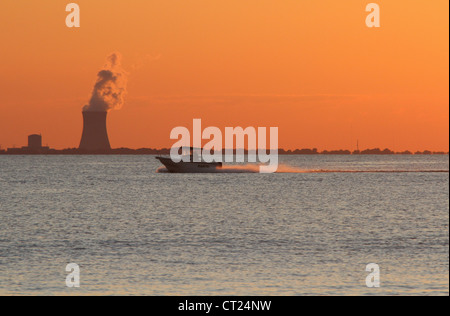 Lake Erie Sonnenuntergang mit Boot. Davis Besse Nuclear Power Plant in der Ferne. Stockfoto