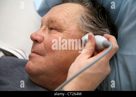 TRANSKRANIELLE DOPPLER-SONOGRAPHIE Stockfoto