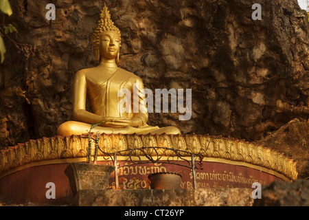 Goldene Buddha-Statue in Laos Tempel Stockfoto