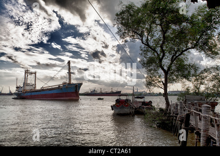 Boote am Saigon River in HCMC, Vietnam Stockfoto