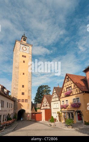 Burgtor (Burgtor) und Häuser in der Herrngasse, Rothenburg Ob der Tauber, Bavaria, Germany Stockfoto