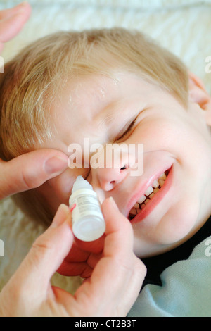 KIND MIT AUGE LOTION Stockfoto