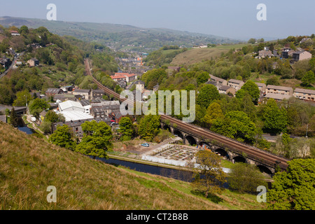 Gauxholme-Viadukt, in der Nähe von Todmorden. Ein 17 Span Viadukt, der Leeds, Manchester Bahnlinie über den Rochdale Kanal trägt. Stockfoto