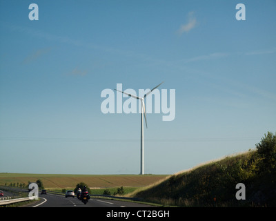 Neben der Autobahn A26 im Norden Frankreichs große Windkraftanlage Stockfoto