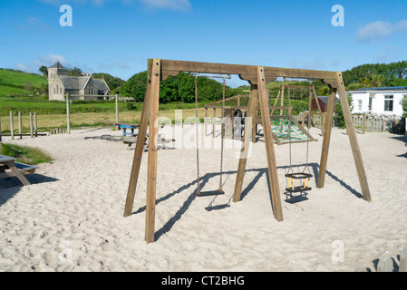 Spielbereich für Kinder Bereich Schaukeln, Wippe und Rahmen, Tresco Isles of Scilly, Cornwall UK klettern. Stockfoto