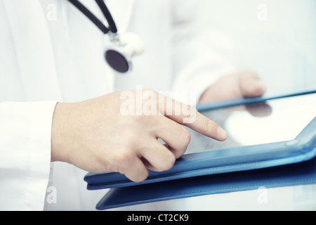 Hände des Arztes im Innenbereich mit Tablet-PC Stockfoto