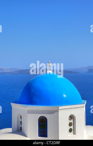 die Kuppel der Kirche mit einem griechischen Kreuz auf Santorini Stockfoto