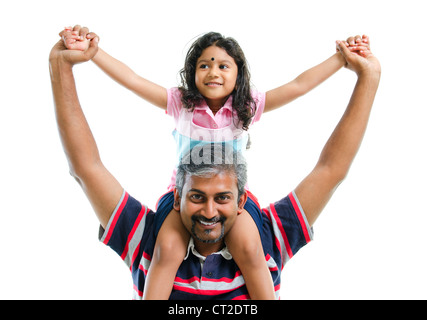 Indischen Vaters piggyback-Tochter auf weißem Hintergrund Stockfoto