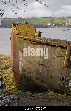 Einer der alten Rümpfe gestrandet am Ufer des Flusses Severn in Purton in South Gloucestershire, Erosion der Banken zu verhindern Stockfoto