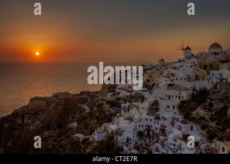 Sonnenuntergang in Oia, Santorini, Griechenland Stockfoto
