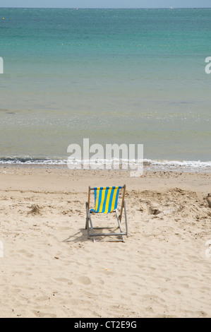 Einsamer Liegestuhl am Strand von Swanage Stockfoto