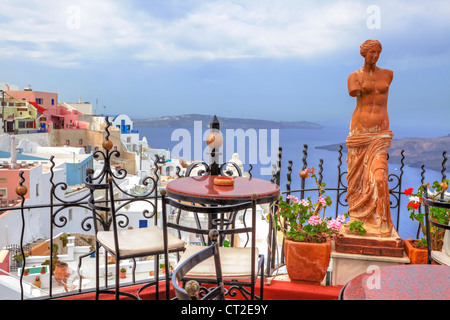 Mit Blick auf das Ägäische Meer in Fira, Santorini, Griechenland Stockfoto