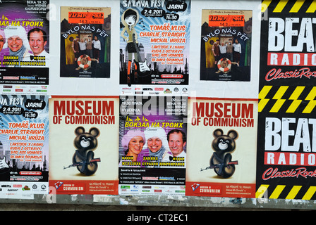 Plakate hängen an der Wand, Burgviertel Hradschin, Prag, Tschechien - Mar 2011 Stockfoto