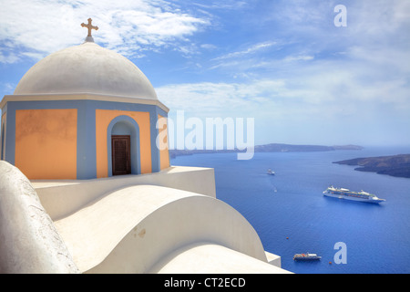 Kirche mit Blick auf die Caldera in Fira, Santorini, Griechenland Stockfoto