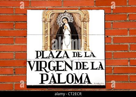 Madrid, Spanien. Traditioneller Kachelofen Straßenschild (von Alfredo Ruiz de Luna / Madrid) Plaza De La Virgen De La Paloma Stockfoto