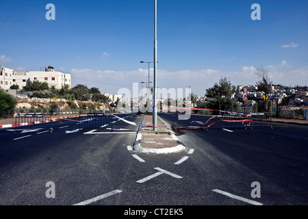 Eine Straße mitten in Jerusalem Stadt an einem sonnigen Tag. Pisgat Zeev Nachbarschaft. Stockfoto