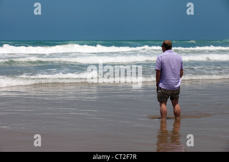 Ein Mann, der in den Atlantik am Strand in der Nähe von Agadir an der Atlantikküste, Marokko, Afrika Stockfoto