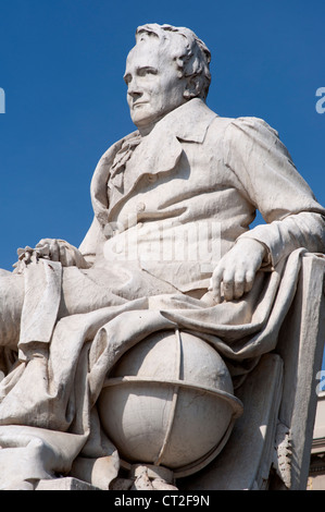 Statue von Alexander von Humboldt Nahaufnahme vor der Humboldt-Universität zu Berlin, Deutschland Stockfoto