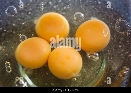 Eigelb in die Rührschüssel geben Stockfoto