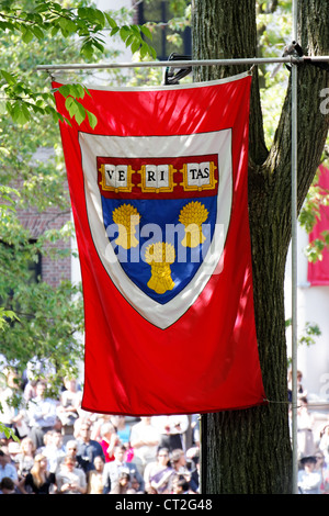 Harvard Law School Flagge über der Menge an Harvard Beginn 2011 in Cambridge, MA. Stockfoto