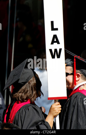 Harvard Law School Standartenträger auf der Harvard Universität Beginn 2011 am 26. Mai 2011 in Cambridge, MA. Stockfoto