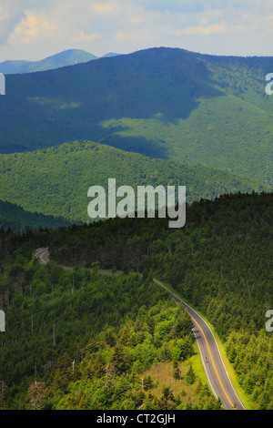 Biker auf Mount Mitchell State Park Eingang, Blue Ridge Parkway, Black Mountain, North Carolina, USA Stockfoto