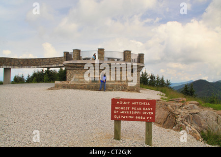 Turm und Mitchell Grab, Mount Mitchell State Park, Blue Ridge Parkway, Black Mountain, North Carolina, USA Stockfoto