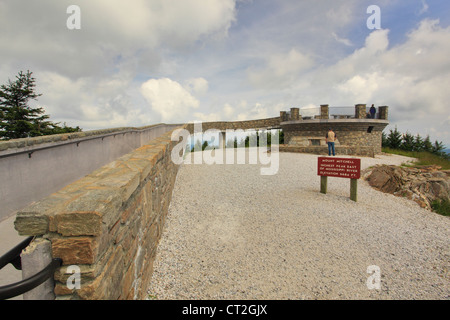 Turm und Mitchell Grab, Mount Mitchell State Park, Blue Ridge Parkway, Black Mountain, North Carolina, USA Stockfoto