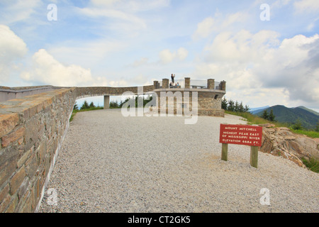 Turm und Mitchell Grab, Mount Mitchell State Park, Blue Ridge Parkway, Black Mountain, North Carolina, USA Stockfoto