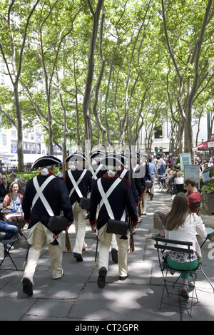 US Army 237.-Jahr-Feier im Bryant Park in New York City. Soldaten in Uniformen aus dem 18. Jahrhundert. Stockfoto