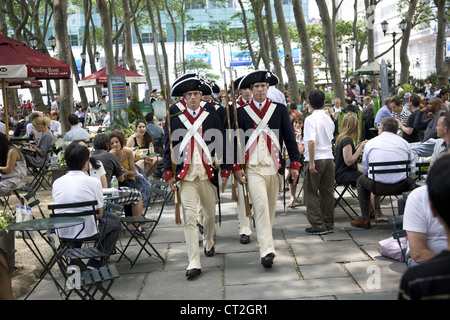 US Army 237.-Jahr-Feier im Bryant Park in New York City. Soldaten in Uniformen aus dem 18. Jahrhundert. Stockfoto