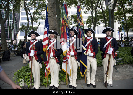 US Army 237.-Jahr-Feier im Bryant Park in New York City. Soldaten in Uniformen aus dem 18. Jahrhundert. Stockfoto