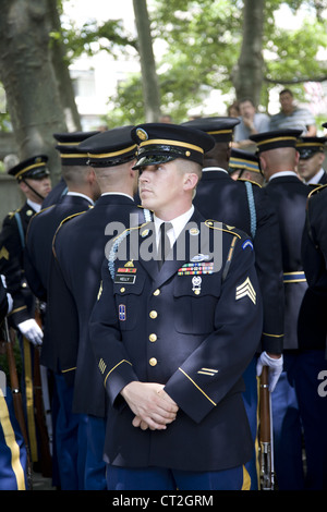 US Army 237.-Jahr-Feier im Bryant Park in New York City. Offizier mit der Army Honor Guard Stockfoto