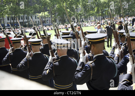 US Army 237.-Jahr-Feier im Bryant Park in New York City. Haftbefehl-Ehrengarde führt eine Bohrmaschine. Stockfoto