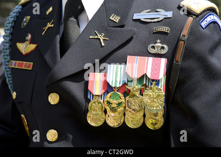 US Army 237.-Jahr-Feier im Bryant Park in New York City. Hoch dekoriert Offizier. Stockfoto