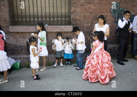 Teilnehmer in die jährliche evangelische Kinder Parade an der 3rd Avenue in Spanish Harlem, NYC. Stockfoto