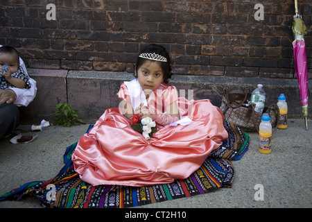 Teilnehmer in die jährliche evangelische Kinder Parade an der 3rd Avenue in Spanish Harlem, NYC. Stockfoto