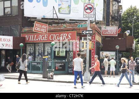 Dorf-Zigarren ist eine Art lokaler Grenzstein-Store in Greenwich Village in New York City. Stockfoto