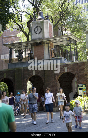 Die Menschen gehen durch die berühmten Delacorte Tier Spieluhr in der Nähe der Zoo im Central Park, NYC. Stockfoto