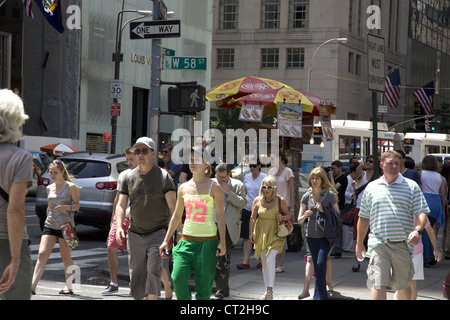 5th Avenue ist immer voll mit Fußgänger in New York City. Stockfoto