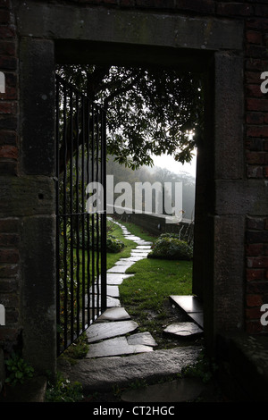 Pfad der Steinplatten in einem Garten, Lumb Bank, Arvon Foundation, Heptonstall, West Yorkshire, in der Nähe der Hebdenbrücke Stockfoto