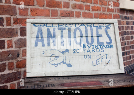 Collectables Antiquitäten & Vintage handgemalten Schild für Shop Montgomery Powys Mid Wales UK Stockfoto