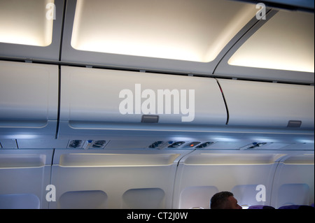 Flugzeug Flugzeug Locker Gepäckablagefächern oder Lagerung Stockfoto